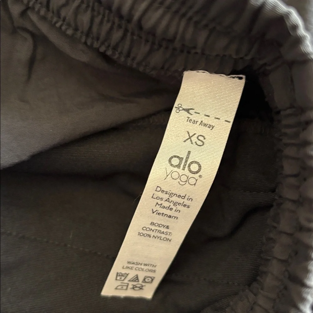 Alo Yoga black Remix jogger pull on and go pants with zip pockets XS